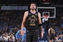 东契奇将接受MRI检查！专家预测1-2级腿筋拉伤 美媒预计需4周康复