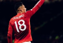 曼联主场7万人高呼卡塞米罗再踢1年！表现越好越难留队，拉爵无情