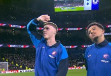 2-8让切尔西球迷怒了 中场提前退场+狂嘘主帅 当新老板面高呼阿布