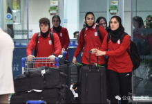 仍有2人留澳洲！伊朗女足回国后集体亮相：微笑与官员合影 戴花环