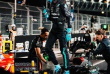 F1中国站冲刺赛：拉塞尔杆位夺冠，法拉利二三，三人退赛