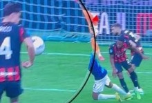 阿尔贝罗亚因未判罚姆巴佩的点球怒斥裁判：“VAR在合适时介入，不合适时就不介入”