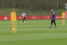 发泄不满，一位热刺球迷向在笔记本电脑前工作的分析师发火