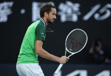 2个抢七 24岁辛纳2-0夺生涯25冠+奖金759万 30岁梅德韦杰夫燃尽了