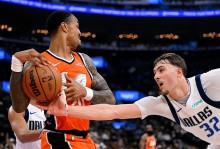 湖人输独行侠采访！詹姆斯赞弗拉格不满防守，肯纳德展持球自信！