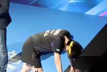 动容！王楚钦这动作让球迷看哭:接受采访时忽然双手撑地 拿命在拼