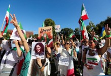 耗时8天！伊朗女足正式抵达伊朗境内：戴头巾露微笑 民众到场欢迎