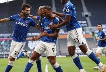 邮报：埃弗顿、曼联正在考察南安普顿中场谢伊-查尔斯