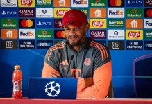 孔帕尼：现在轮到雅克松展现自己了；一直在冷静保护穆西亚拉