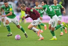 西汉姆联静观其变，经济型前锋在国际比赛中进球