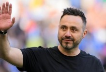 邮报：德泽尔比是曼联首选，但他须清楚自己角色是教练不是经理