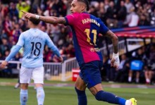 半场：巴萨3-1塞维利亚，拉菲尼亚点射双响，奥尔莫破门