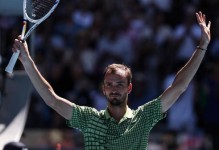 阿尔卡拉斯坦言“不得不接受”出局：梅德韦杰夫强攻令其惊讶