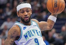 轰41+9迎生涯之夜！老鹰全队朝沃克浇水庆祝 10连胜在场+173封王