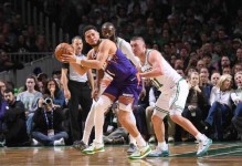 布朗41+7+6绿军险胜双杀太阳 布克40+6迎500场20+里程碑