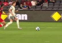 女足亚洲杯争议判罚！李晴瞳吊射空门，对手主帅暴怒，VAR介入