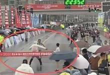 丢人丢到国外！裁判阻拦马拉松冠军冲线未道歉 赛事方冷漠拒赔偿