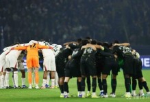 TA列切尔西围圈打气“怪招”：围住比赛用球、裁判、开球点