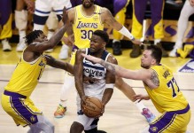 华子复出15中3如卧底！森林狼有意首轮挑湖人？东契奇腿筋影响？