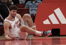 不服！申京评价湖人赢球只是运气好：他们投进了一些高难度三分球