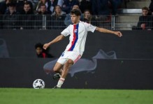 欧联塞尔塔总分3-1里昂晋级8强，鲁埃达破门，主队两人染红