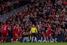 TA：利物浦打五后卫对巴黎虽未占优势，但在英超有一定可行性