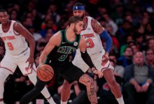 近12战10胜！双探花49+19绿军横扫猛龙 武切维奇时隔30天复出