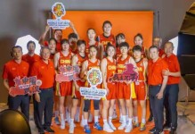 女篮84-74捷克2喜2忧！韩旭回暖，王思雨兜底，2内线弊端尽显！