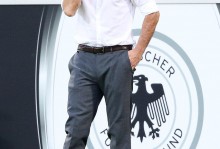 勒夫要复出了？加纳火线换帅！那个爱抠鼻屎世界冠军教头要来了