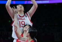 女篮惨败张子宇成唯一亮点！18分钟20+11统治内线 2.26米对抗超强