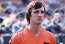 满级号的17岁！范巴斯滕首秀替下克鲁伊夫，这是足坛最牛交接