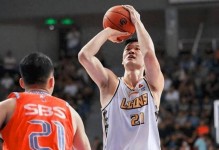 鲁吐布拉真脏！抢球硬掰胡金秋手臂致受伤，赛后绑冰袋期待无碍！