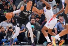 50胜联盟第2队！小卡伤停马刺拒快船24分逆转 文班21+13+4帽