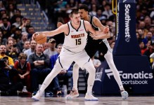 加时险胜马刺！约基奇赢球却被打服，狂赞文班天赋不讲武德