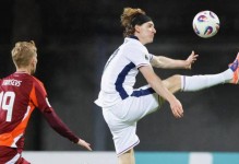 卡斯利盛赞刘易斯-斯凯利和恩瓦内里的“化学反应”——英格兰U21大胜后