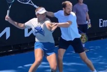 外网网友对比小安娃与梅总正手慢动作，这其中很多道理引人深思