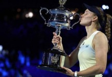 萨巴伦卡三盘挽救赛点逆转莱巴金娜 印第安维尔斯站夺冠连创纪录