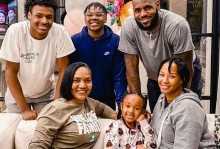 詹姆斯：妈妈生我时只有16岁 我的动力是给她买个带储藏室的房子