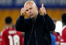 TA：芬威本就不重视国内杯赛，但若继续崩盘斯洛特的帅位堪忧