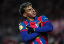 笑翻网友！巴萨力克马竞，佩德里竟把摄像师光头当足球