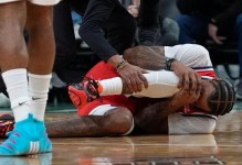 伦纳德伤情官宣！诊断左脚踝扭伤，伤停时间未知，幸好不是大伤！