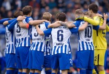 约60名德累斯顿球迷与30名赫塔球迷互掷烟火，比赛中断20分钟