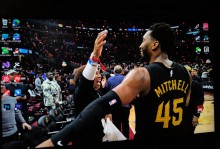 惊险！米切尔砍38分后崴脚，会影响他季后赛吗？