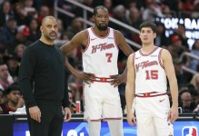 火箭变阵收奇效：6人上双+5人15+ 杜兰特引五高首发复仇尼克斯