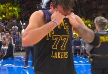 狂输43分！湖人遭暴揍，东契奇伤退里夫斯背伤，雷迪克赛后发声