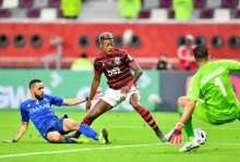 巴甲球员当裁判面挑衅！朝着对手抓下体+被罚下 网友：美的是赢家