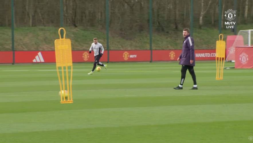 发泄不满，一位热刺球迷向在笔记本电脑前工作的分析师发火