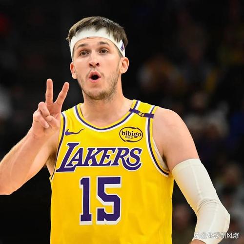 雷迪克：我们在防守端展现了韧性；詹姆斯左肘需要进一步检查