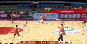 突发！郭艾伦突破左膝受伤痛苦倒地翻滚 被担架车给推下场