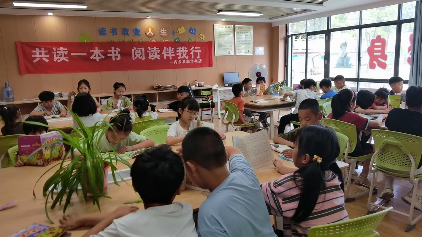 拉门斯参加世界读书日活动，在当地小学分发书籍并接受提问
